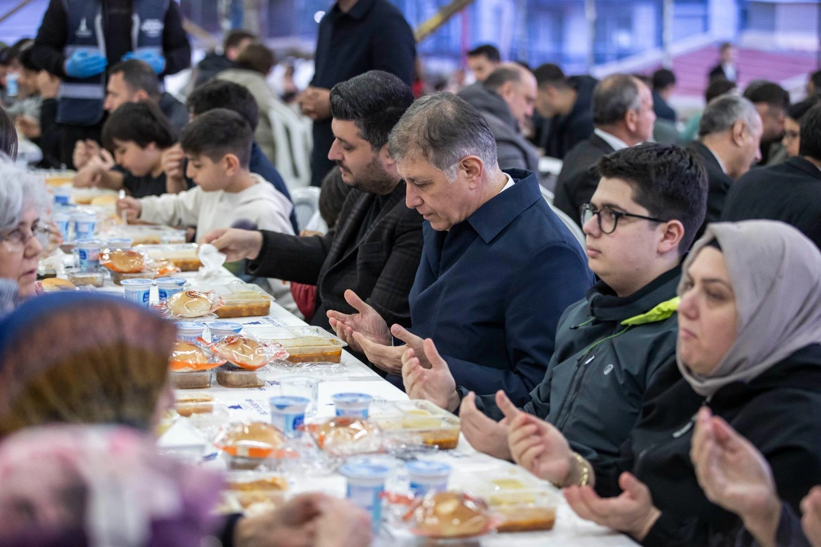 Tugay'dan Kadir Gecesi birlik ve beraberlik vurgusu: “Ayrışmadıkça başa çıkamayacağımız hiçbir şey yok” 4 Tugay'dan Kadir Gecesi birlik ve beraberlik vurgusu: “Ayrışmadıkça başa çıkamayacağımız hiçbir şey yok”