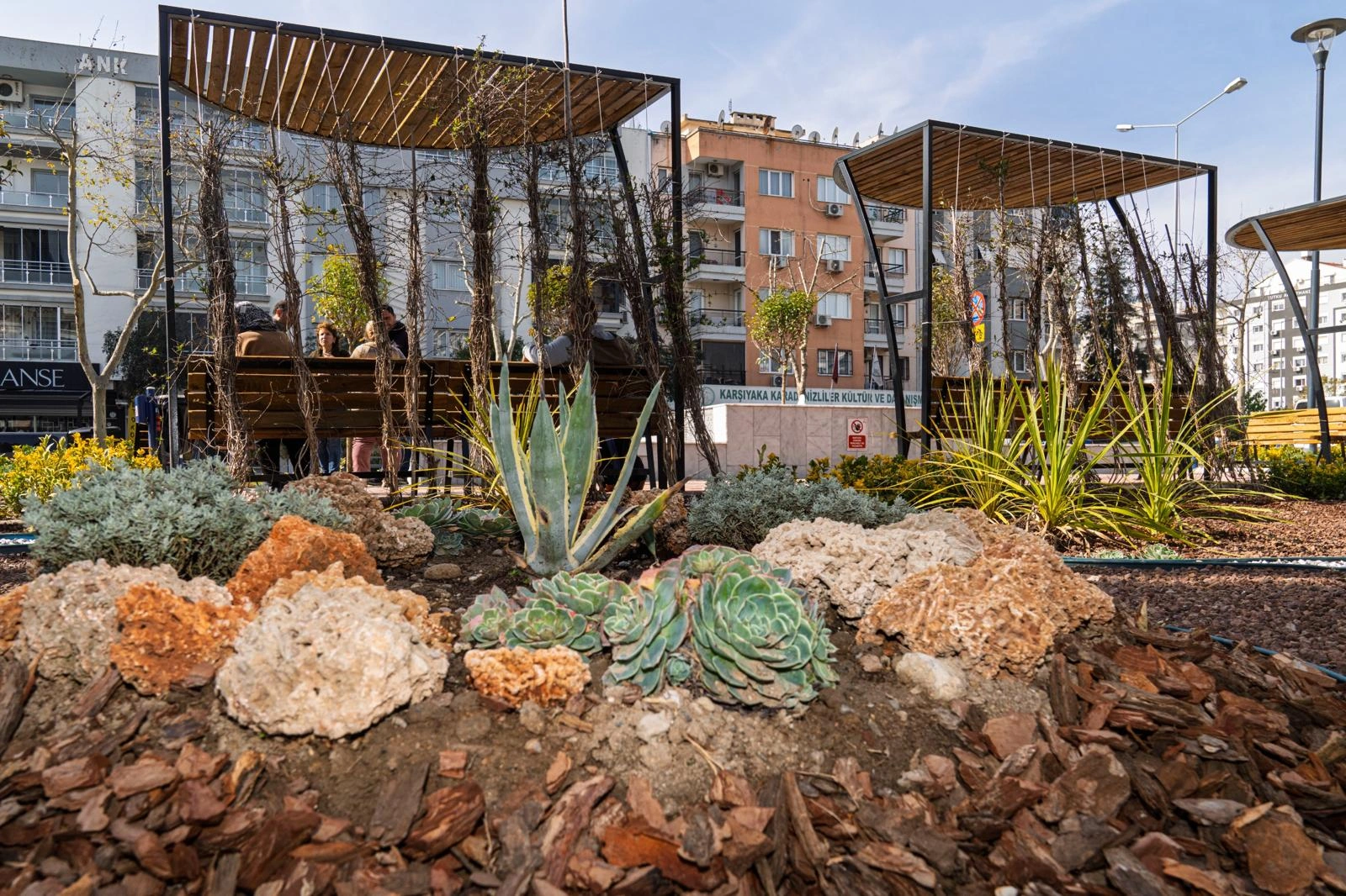 Karşıyaka Dedebaşı’na yeni yaşam alanı: Atıl alanlar parka dönüşüyor