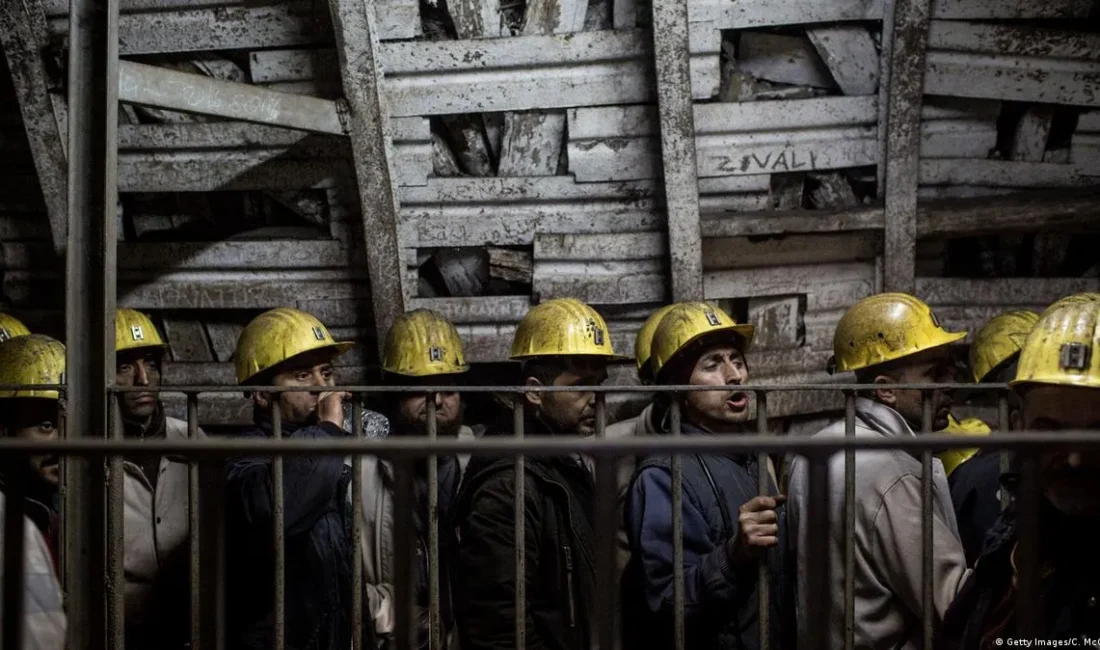 İzmir’in Kınık ilçesindeki Polyak Madencilik’te işçilerin başlattığı direniş, ikinci gününde