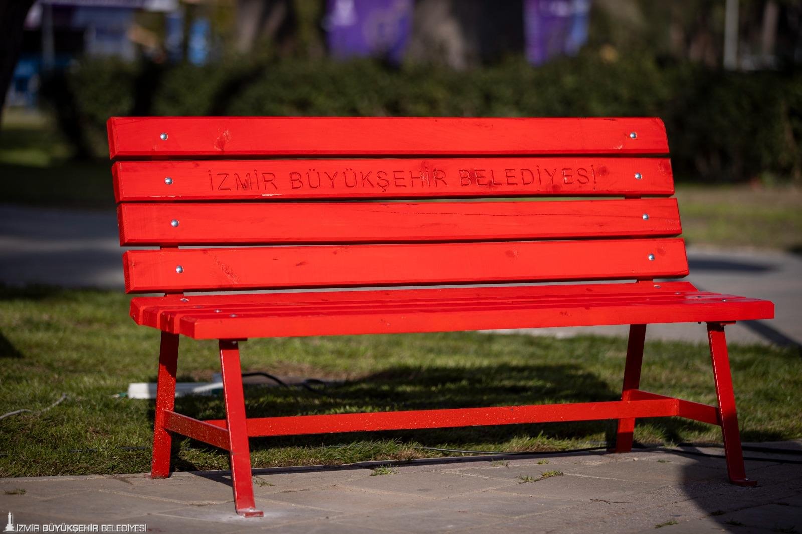 Fırçalar 'eşitlik' ve 'yaşam hakkı' için dile geldi: İzmir'de kadına şiddete karşı 'Kırmızı Alarm'