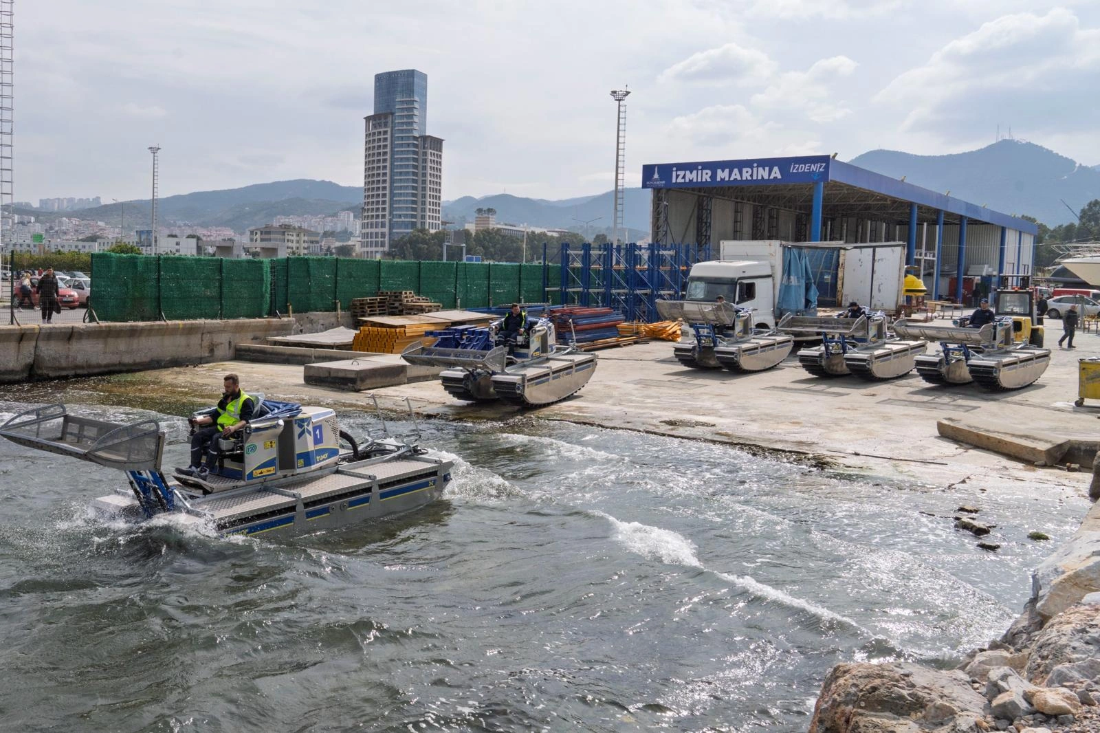 İzmir Körfezi’ne "Amfibi" kalkanı! Hem karada hem denizde giden 5 dev güç
