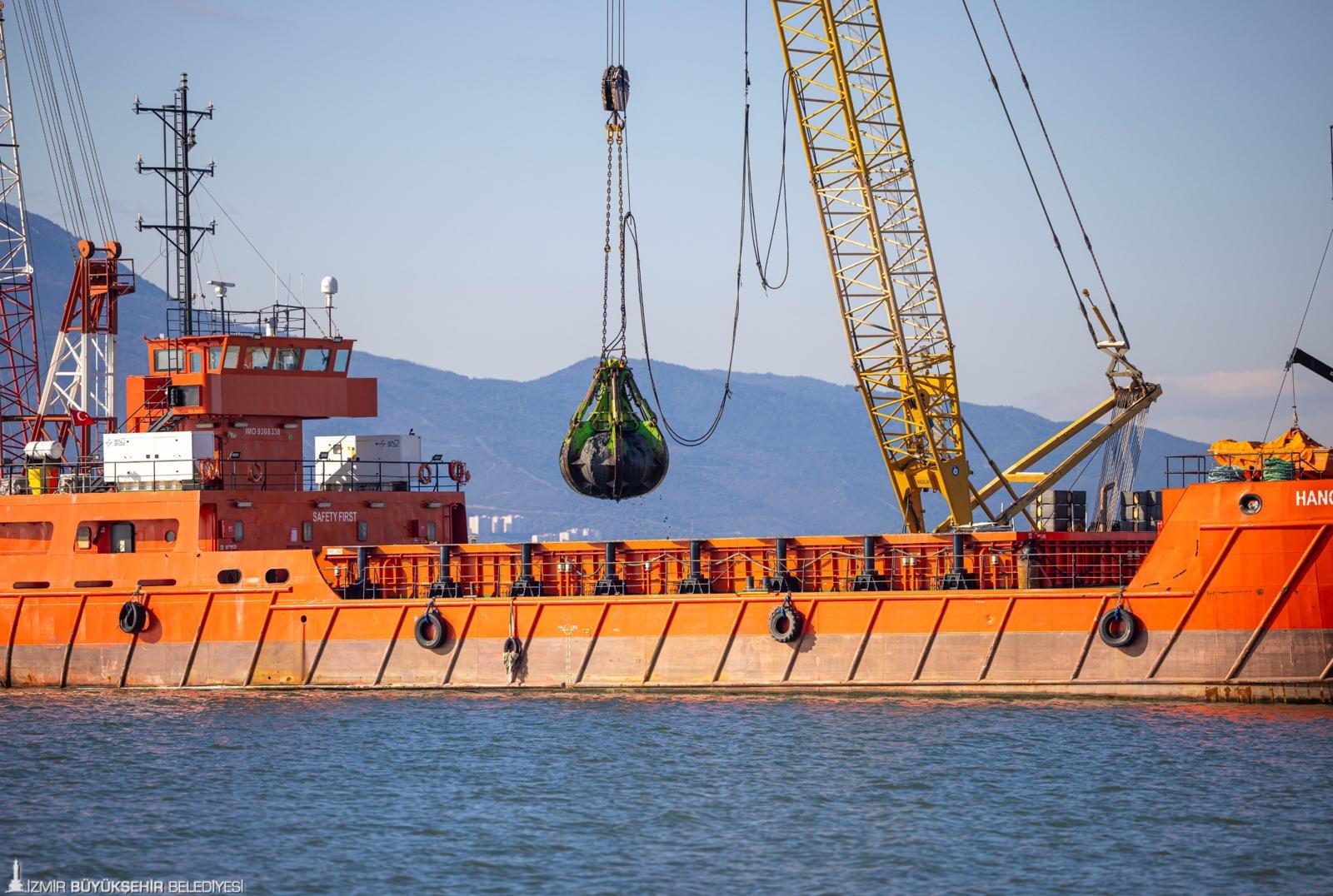 İzmir Körfezi'nin kuzeyinde nefes kesen operasyon: 1 milyon ton çamur çıkarıldı