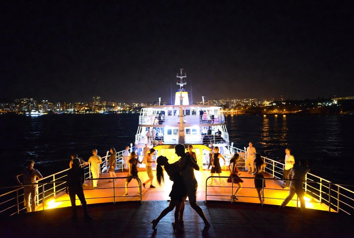 İzmir Körfezi’nde "Latin Ateşi" yükselecek! Bergama Vapuru dans pistine dönüşüyor