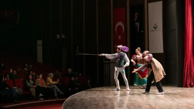 İzmir Büyükşehir Şehir Tiyatroları, “Don Kişot–Çağdaş Bir Masal” oyununu Torbalı’da