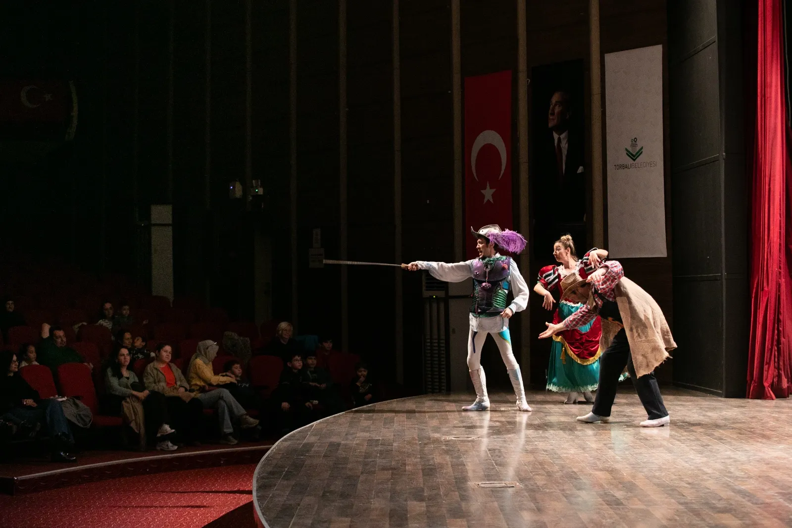 İzmir Büyükşehir Şehir Tiyatroları, “Don Kişot–Çağdaş Bir Masal” oyununu Torbalı’da