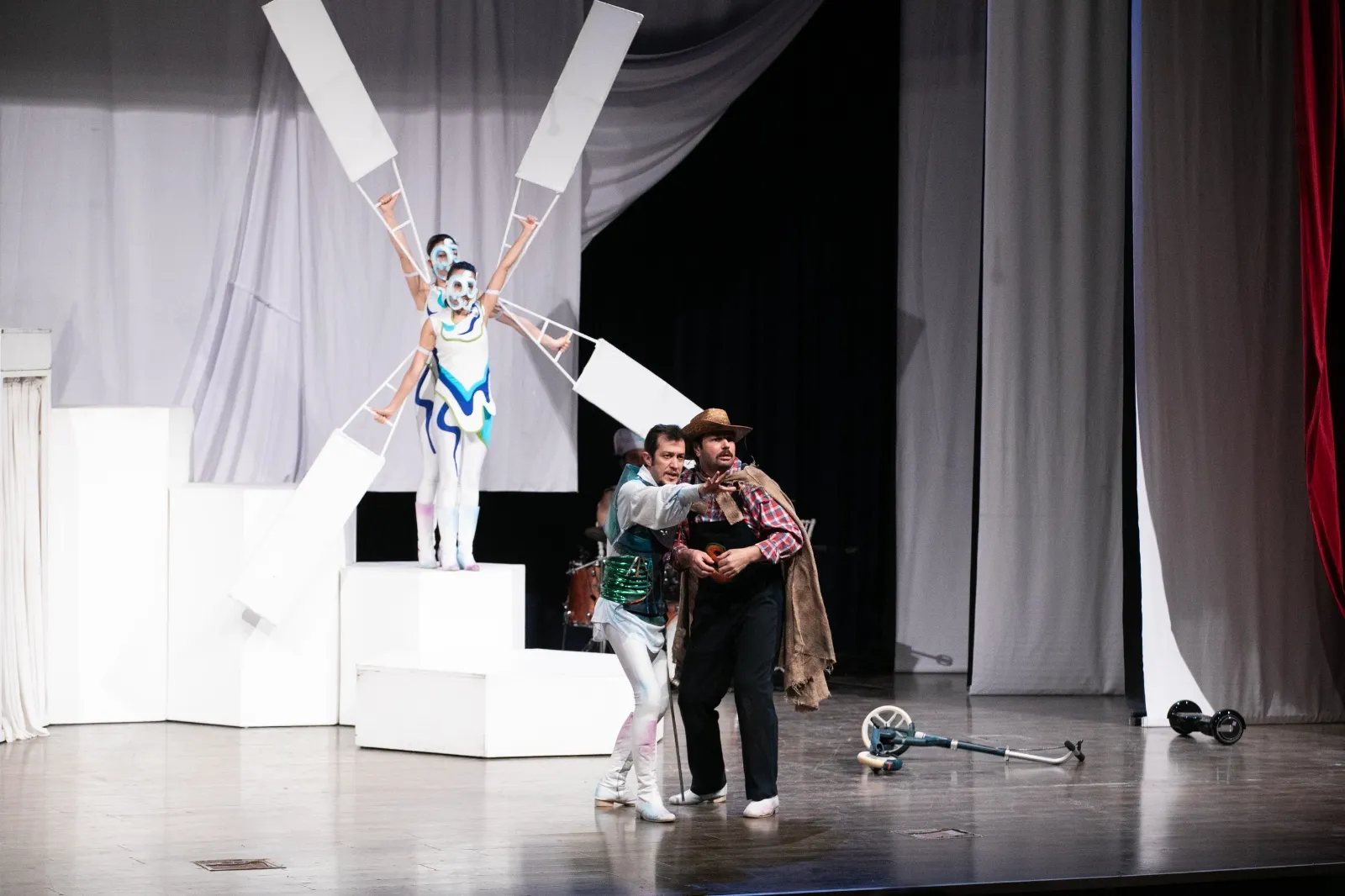 İzmir Şehir Tiyatroları Torbalı’da: “Don Kişot” minik izleyicileri büyüledi