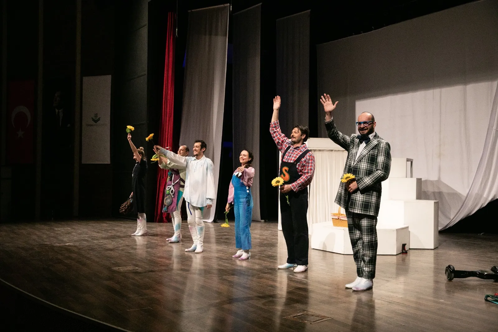 İzmir Şehir Tiyatroları Torbalı’da: “Don Kişot” minik izleyicileri büyüledi