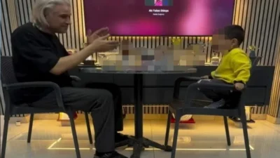 İzmir’in Karabağlar ilçesinde, 3 yaşındaki oğlunu alkol masasına oturtup bu