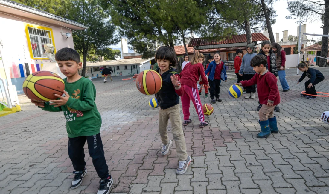 Başkan Cemil Tugay talimatı verdi, tırlar dolusu spor malzemesi yola