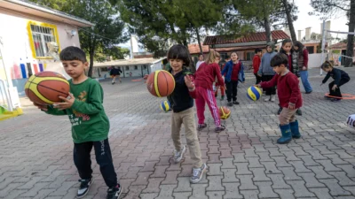 Başkan Cemil Tugay talimatı verdi, tırlar dolusu spor malzemesi yola