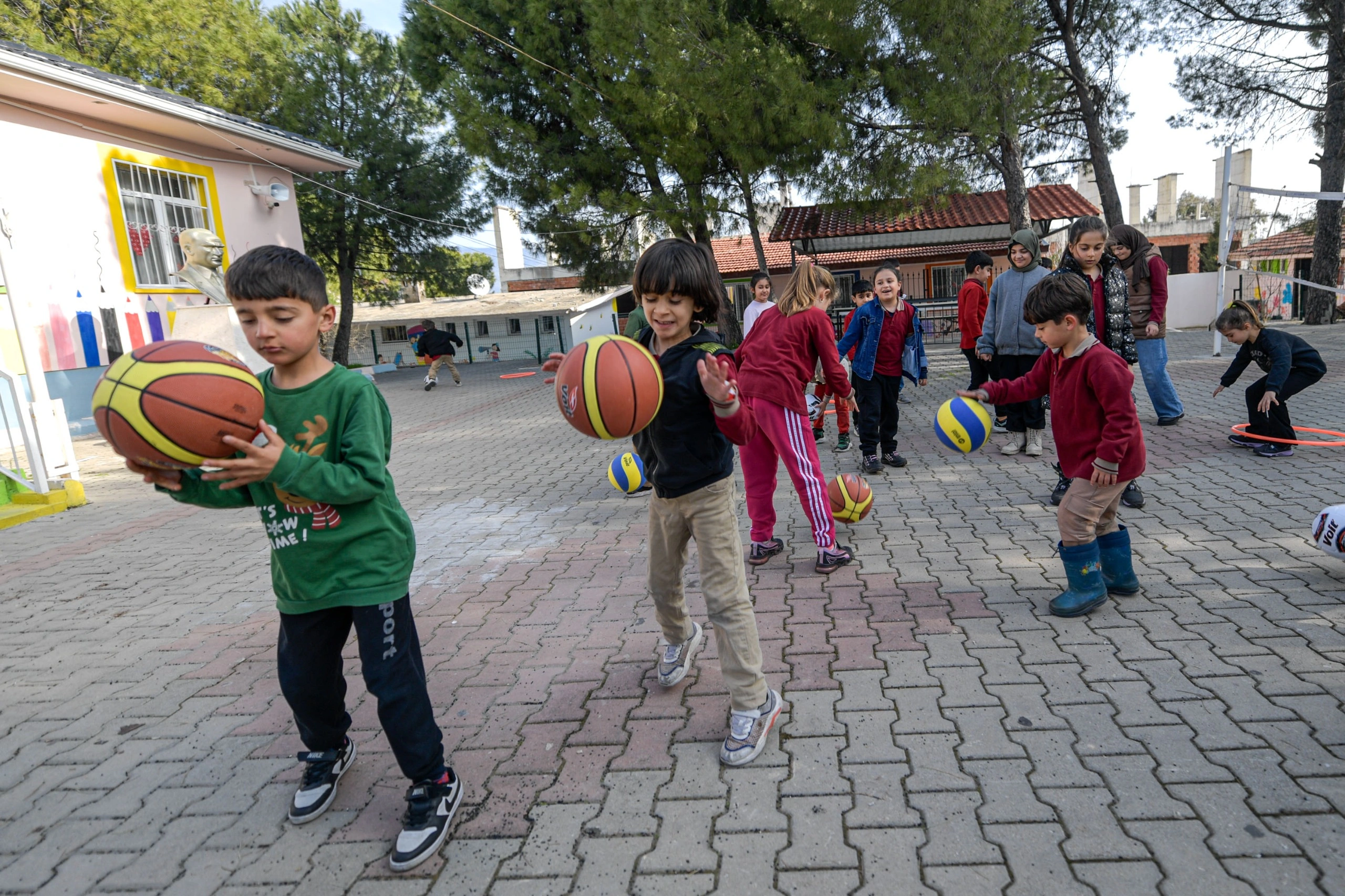 İzmir’in her köşesine spor gidiyor! 1500 okula 31 milyonluk dev destek!