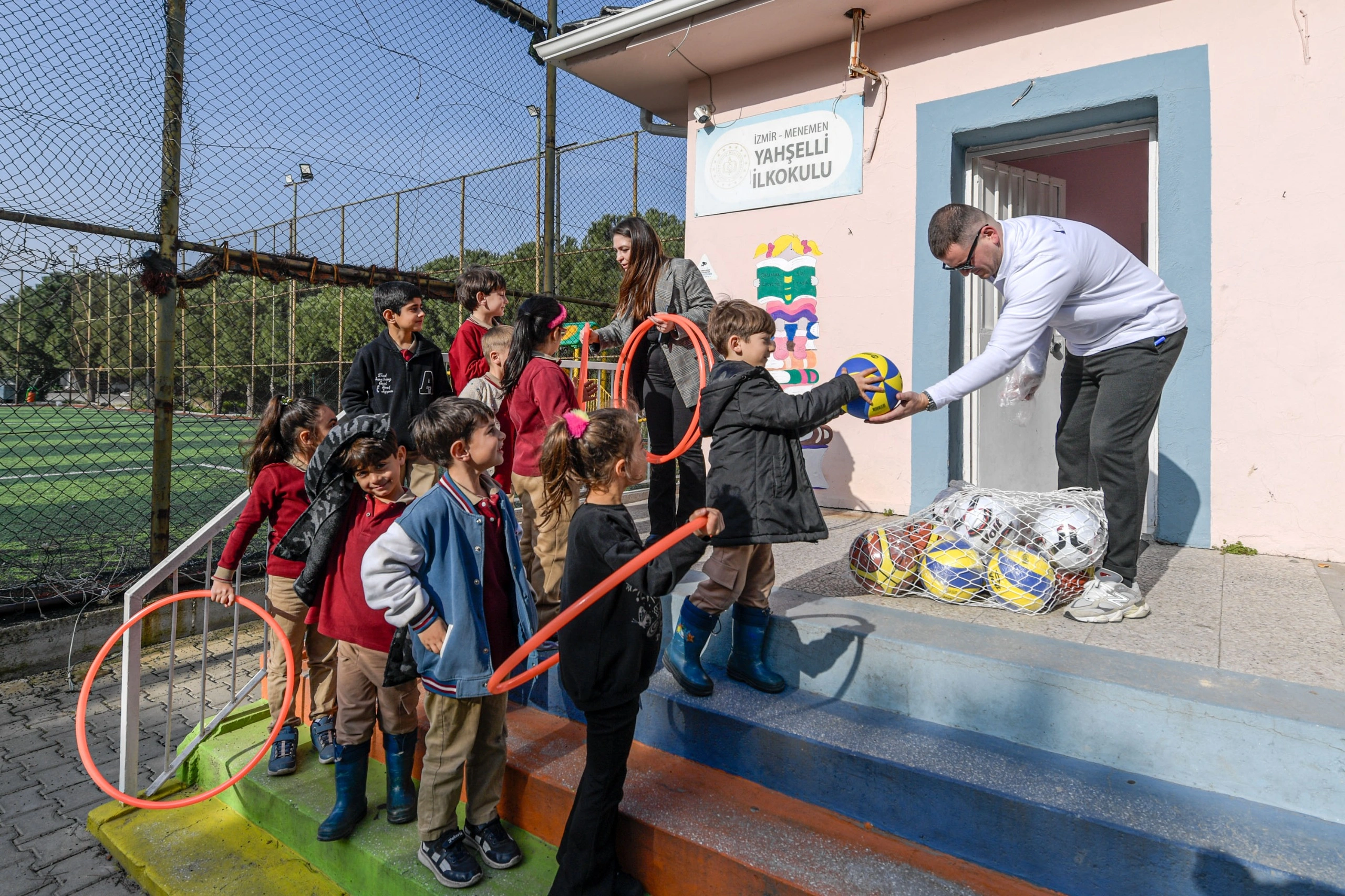 İzmir’in her köşesine spor gidiyor! 1500 okula 31 milyonluk dev destek!