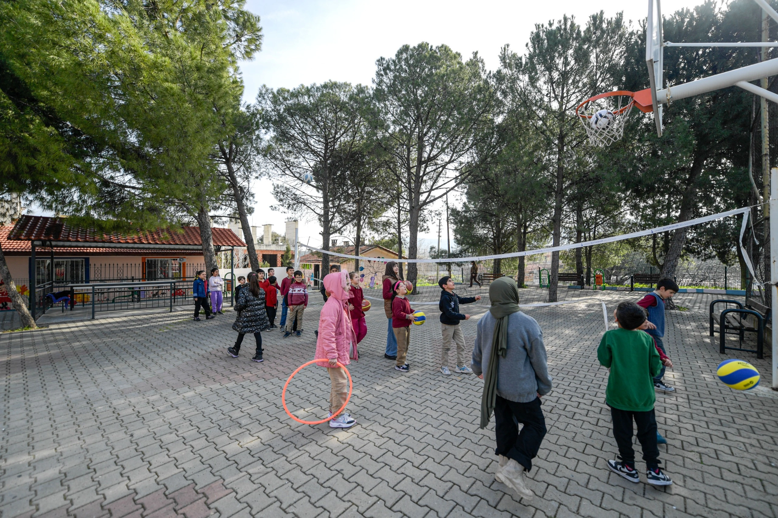 İzmir’in her köşesine spor gidiyor! 1500 okula 31 milyonluk dev destek!