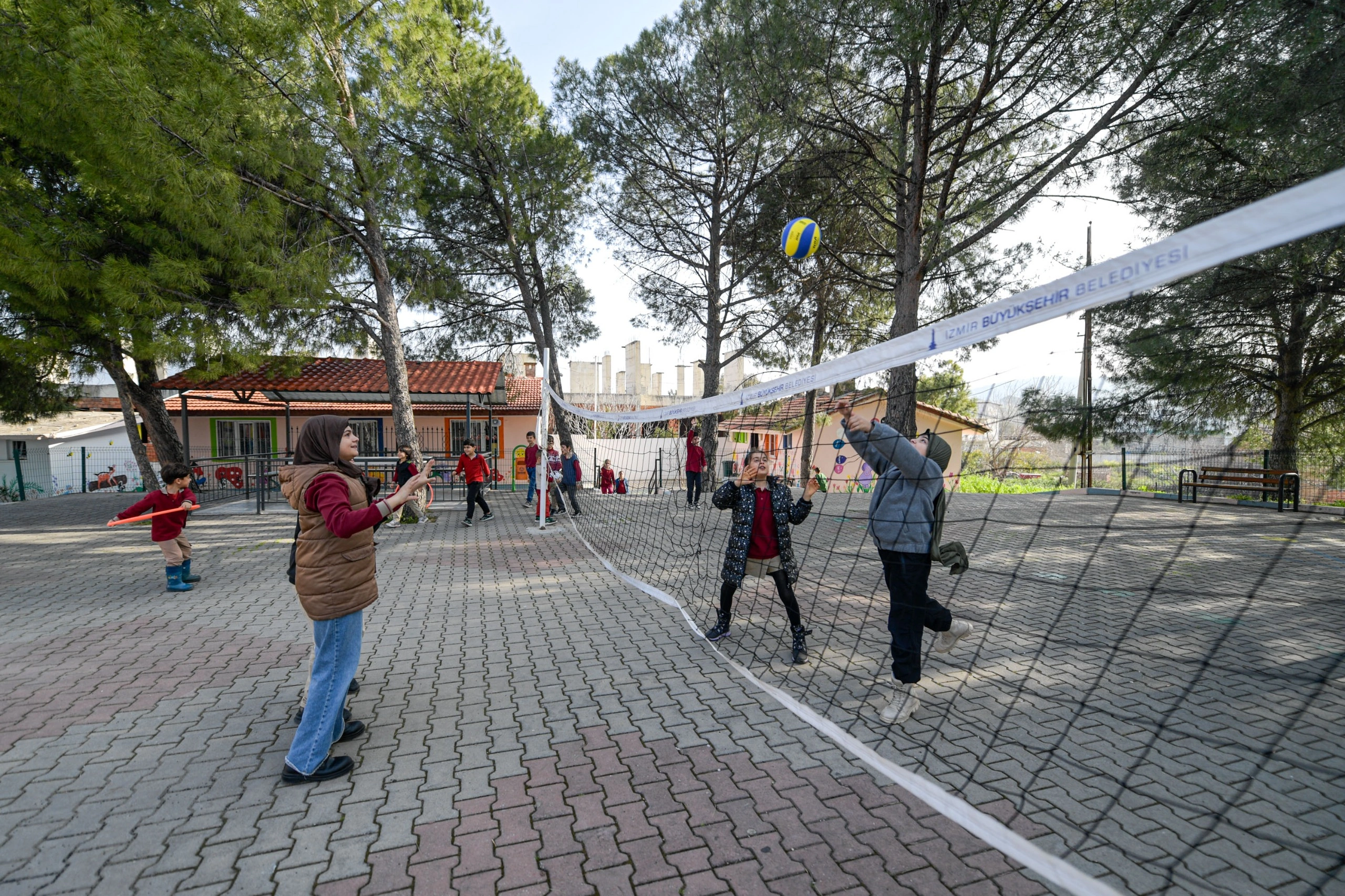 İzmir’in her köşesine spor gidiyor! 1500 okula 31 milyonluk dev destek!