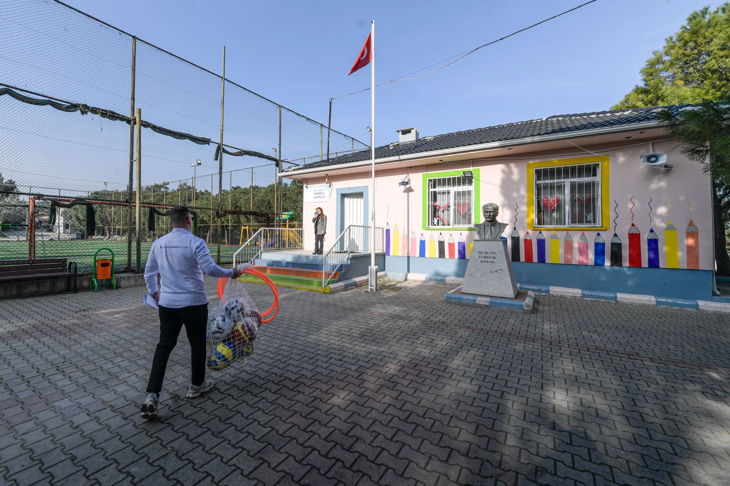 İzmir’in her köşesine spor gidiyor! 1500 okula 31 milyonluk dev destek!