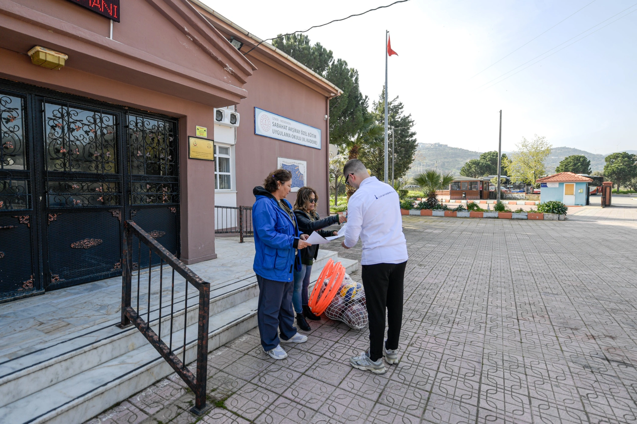 İzmir’in her köşesine spor gidiyor! 1500 okula 31 milyonluk dev destek!