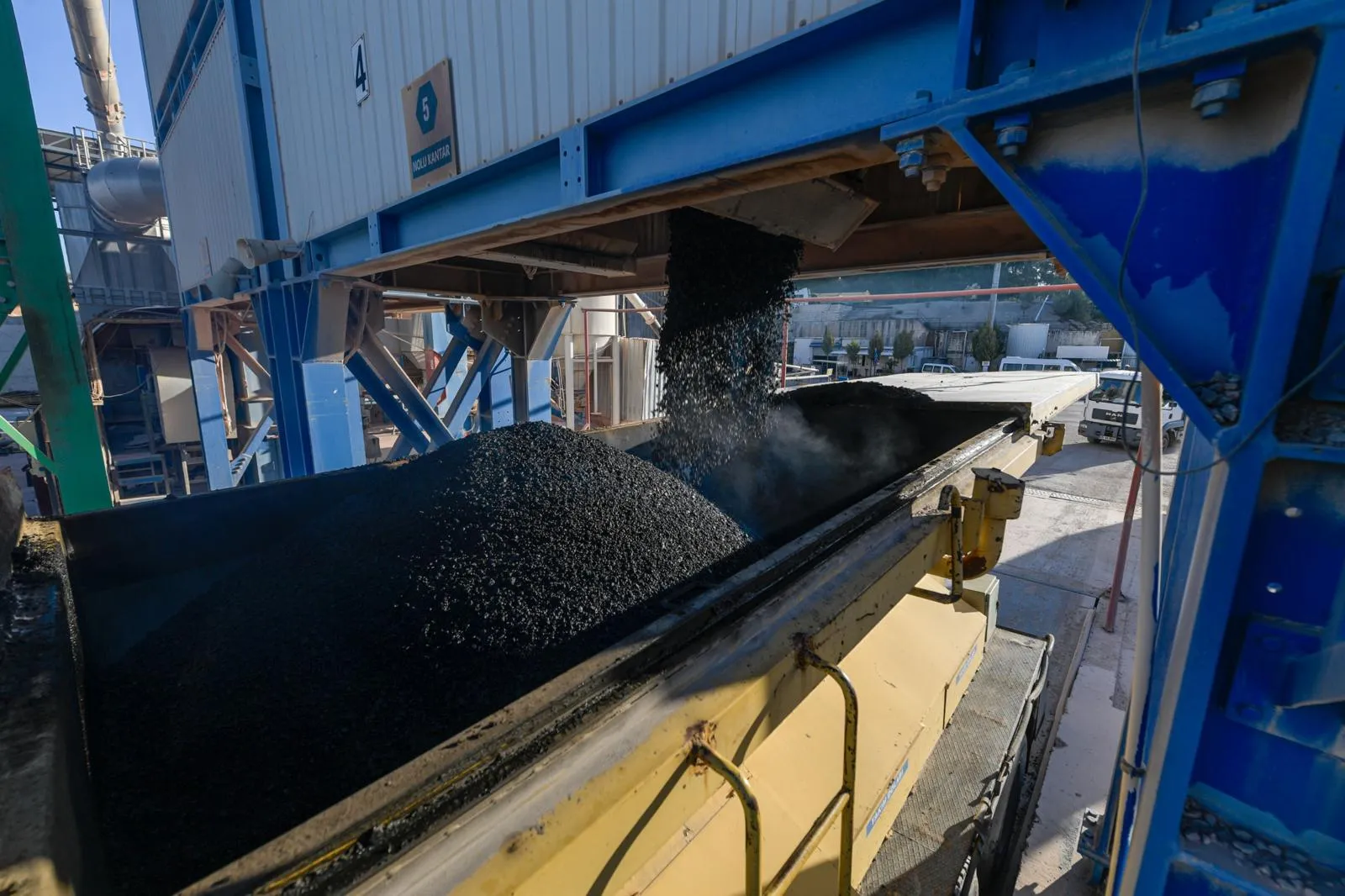 İZBETON yeni üretim tesisiyle kapasitesini artırıyor İzmir’de yenilenmeyen yol kalmayacak