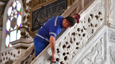 İzmir’de bayram temizliği camilerden başladı! 

İzmir Büyükşehir Belediyesi, Ramazan Bayramı
