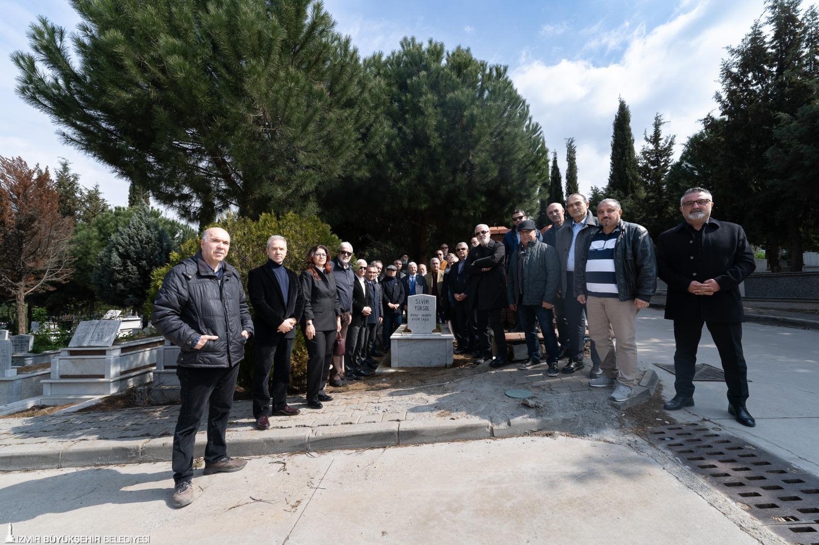 İzmir basınının acı günü: Usta gazeteci Okan Yüksel mezarı başında anıldı