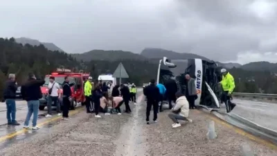 Konya-Antalya kara yolunda seyir halindeki bir yolcu otobüsünün devrilmesi sonucu