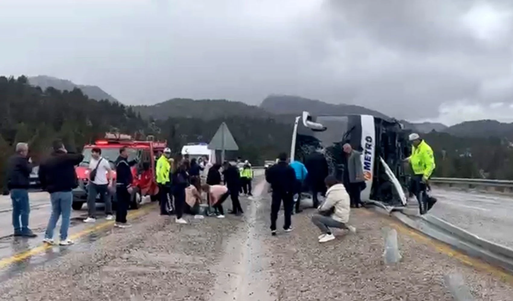 Son Dakika: Konya-Antalya yolunda yolcu otobüsü devrildi