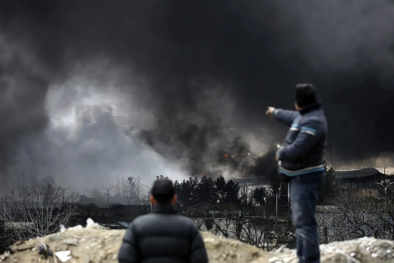 İran'da kara yağmur ve radyasyon endişesi: Türkiye'ye ulaşır mı?