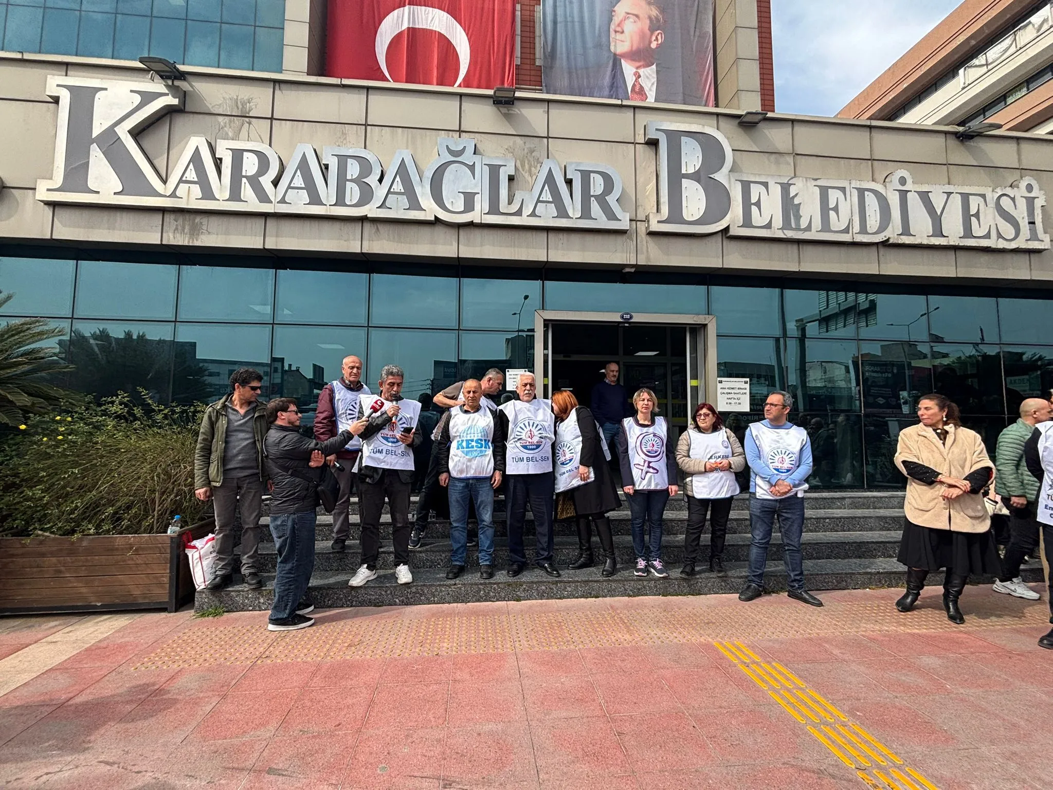 Karabağlar Belediyesi’nde çalışan kamu emekçileri, ödenmeyen Toplu İş Sözleşmesi (TİS)