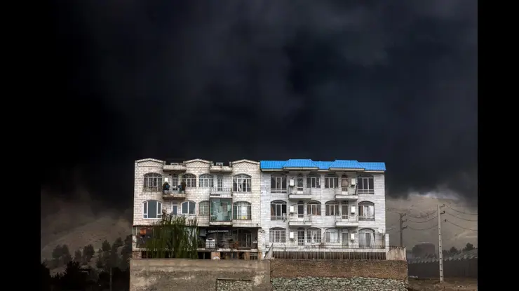 İran’daki petrol tesislerinin bombardıman altında kalmasıyla yükselen simsiyah dumanlar, bölgede