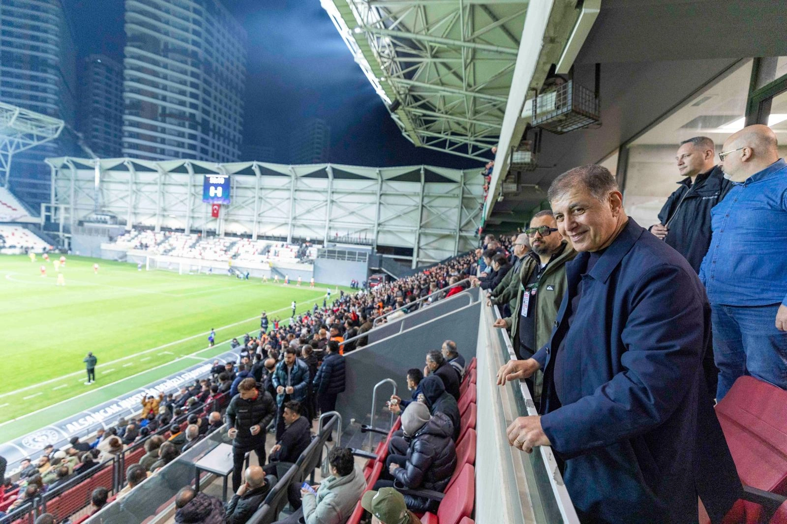 Tribünde efsane buluşma: Başkan Tugay'dan Karşıyaka'ya "en güzel stat" sözü!