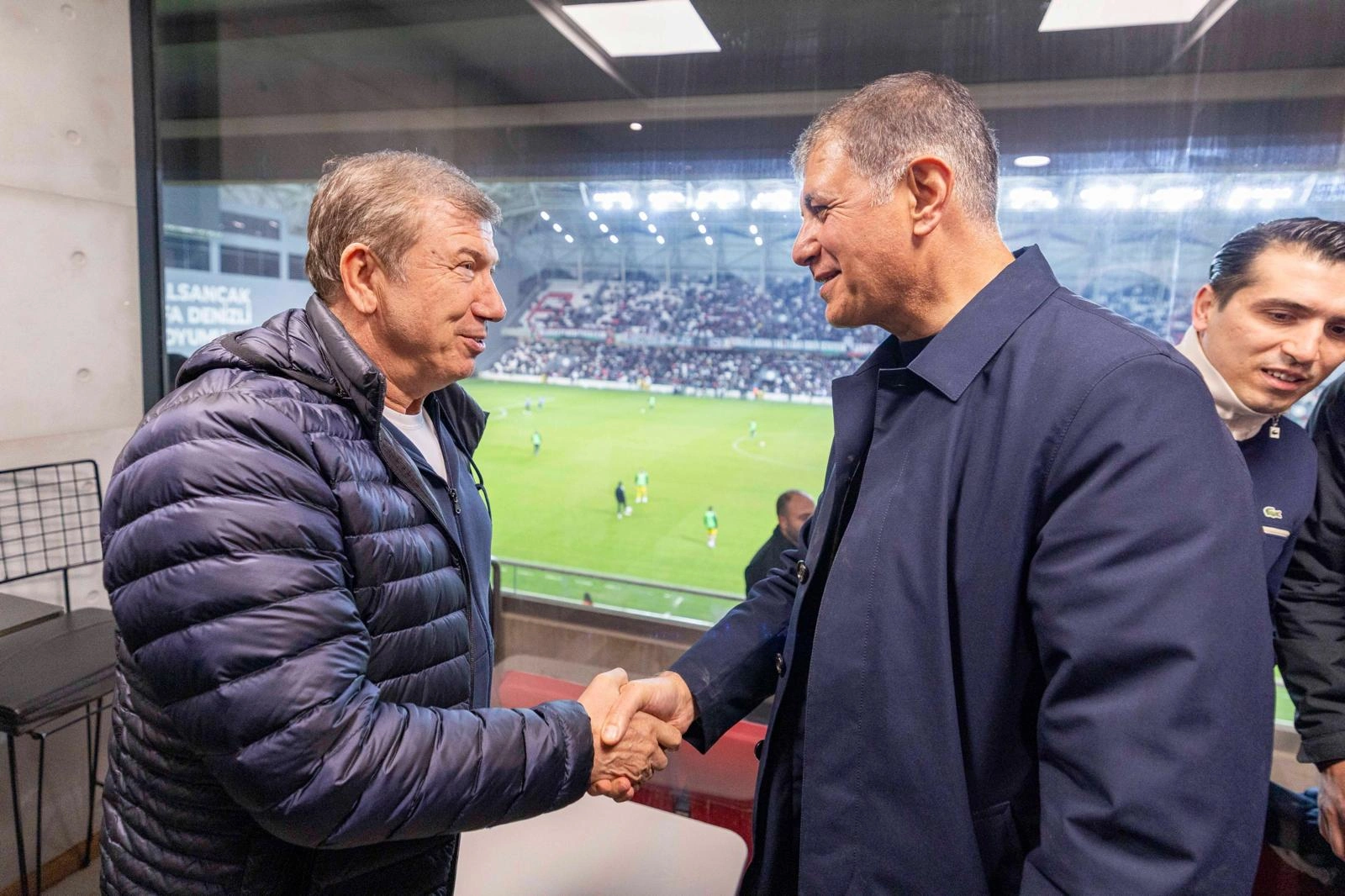 Tribünde efsane buluşma: Başkan Tugay'dan Karşıyaka'ya "en güzel stat" sözü!