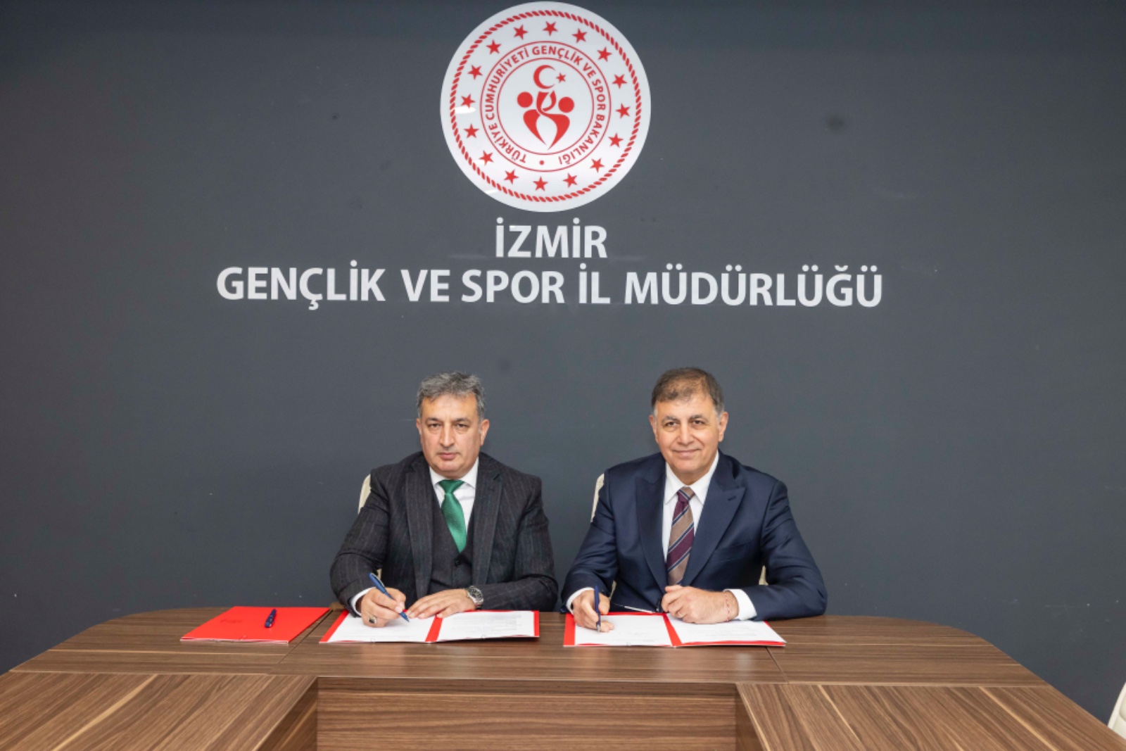 Karşıyaka Stadı’nda "İstiklal" harbi bitti: Tarihi imzalar atıldı, pranga kırıldı! 2 Karşıyaka Stadı’nda "İstiklal" harbi bitti: Tarihi imzalar atıldı, pranga kırıldı!