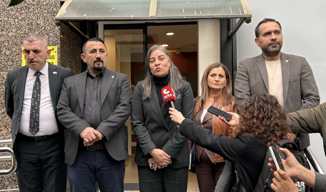 İzmir Büyükşehir Belediye Başkanı Dr. Cemil Tugay ile DİSK temsilcileri,