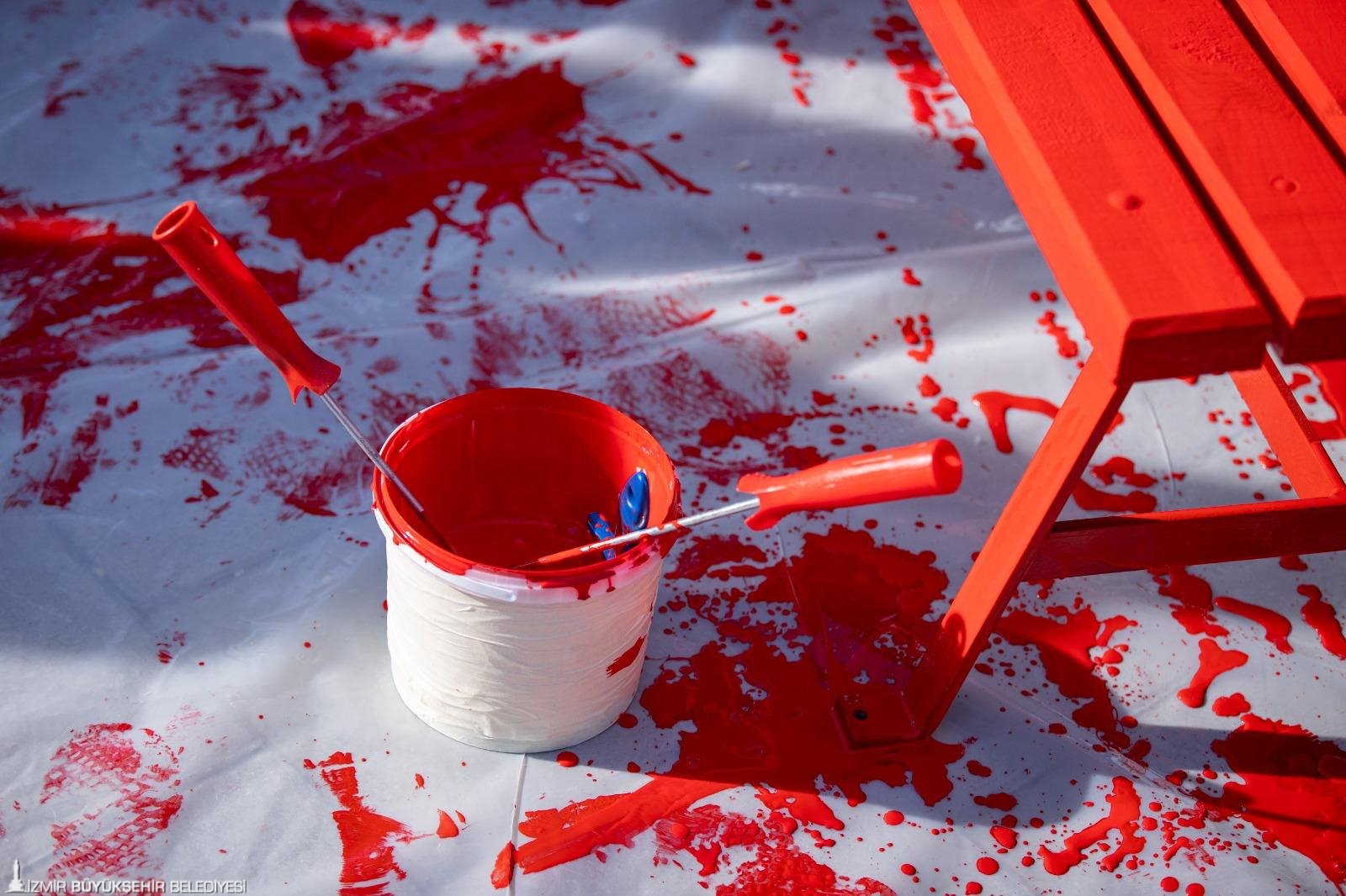 Fırçalar 'eşitlik' ve 'yaşam hakkı' için dile geldi: İzmir'de kadına şiddete karşı 'Kırmızı Alarm'