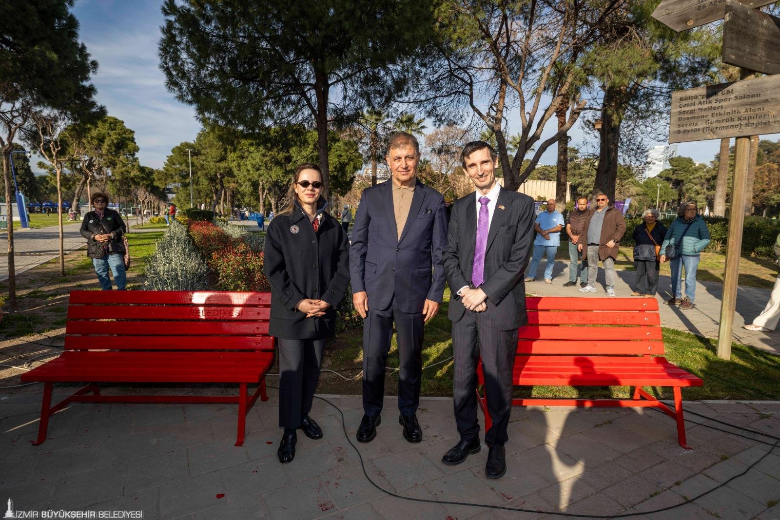 Fırçalar 'eşitlik' ve 'yaşam hakkı' için dile geldi: İzmir'de kadına şiddete karşı 'Kırmızı Alarm'