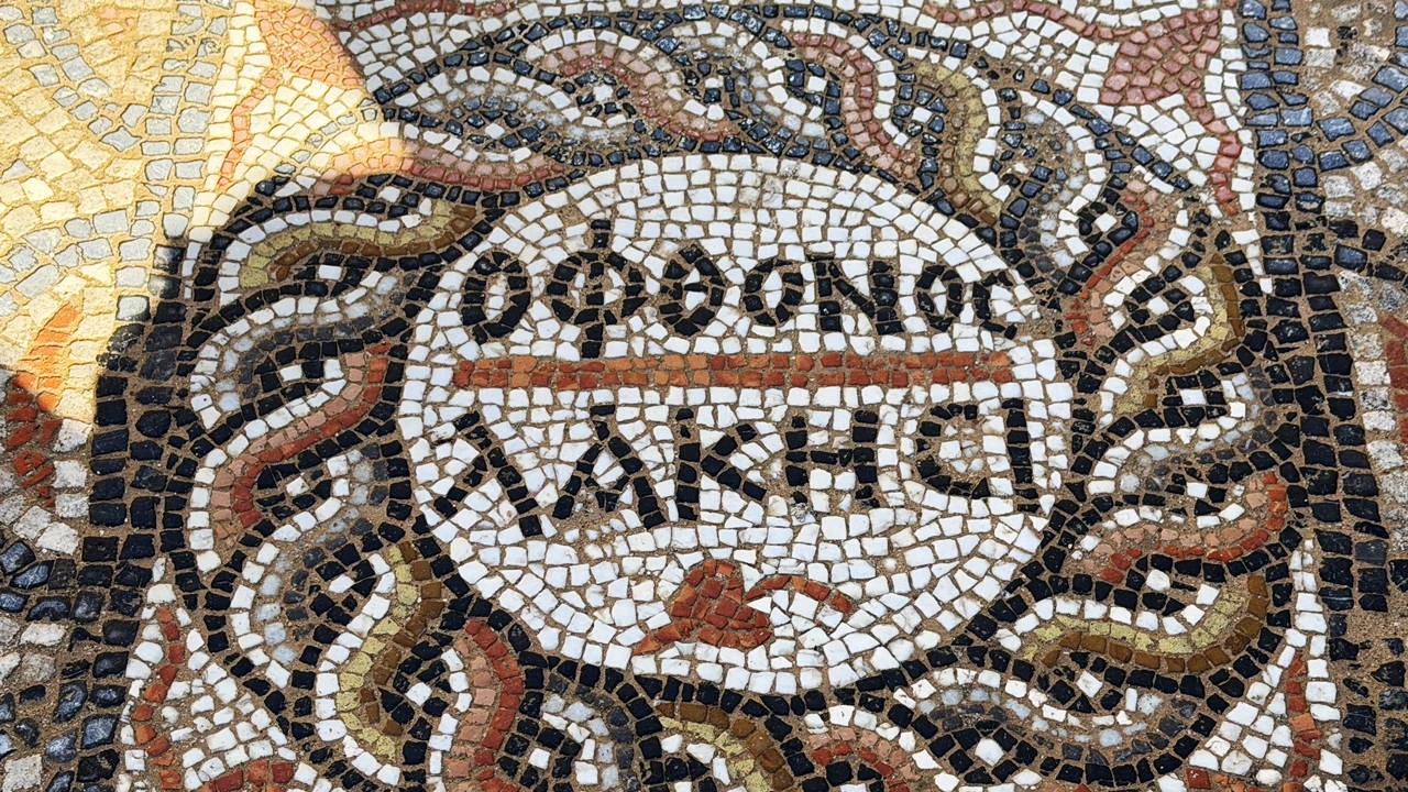 3 bin yıllık antik kentteki mozaik yazısı: 'Kıskanan çatlasın'