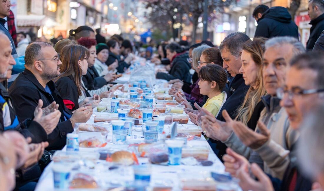 İzmir’in kalbi Kemeraltı, bu kez binlerce kişilik dev bir iftar