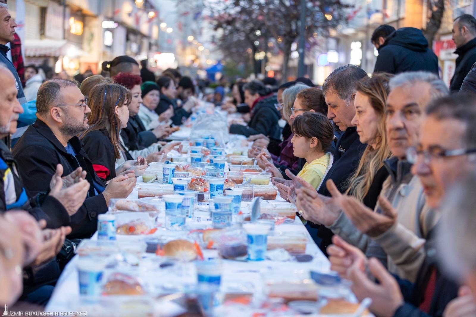 İzmir’in kalbi Kemeraltı, bu kez binlerce kişilik dev bir iftar