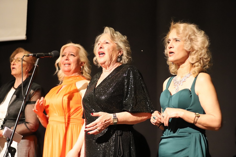 Menderes'te "Bahar Nağmeleri" rüzgarı: Özdere TSM Korosu mest etti 4 Menderes'te "Bahar Nağmeleri" rüzgarı: Özdere TSM Korosu mest etti