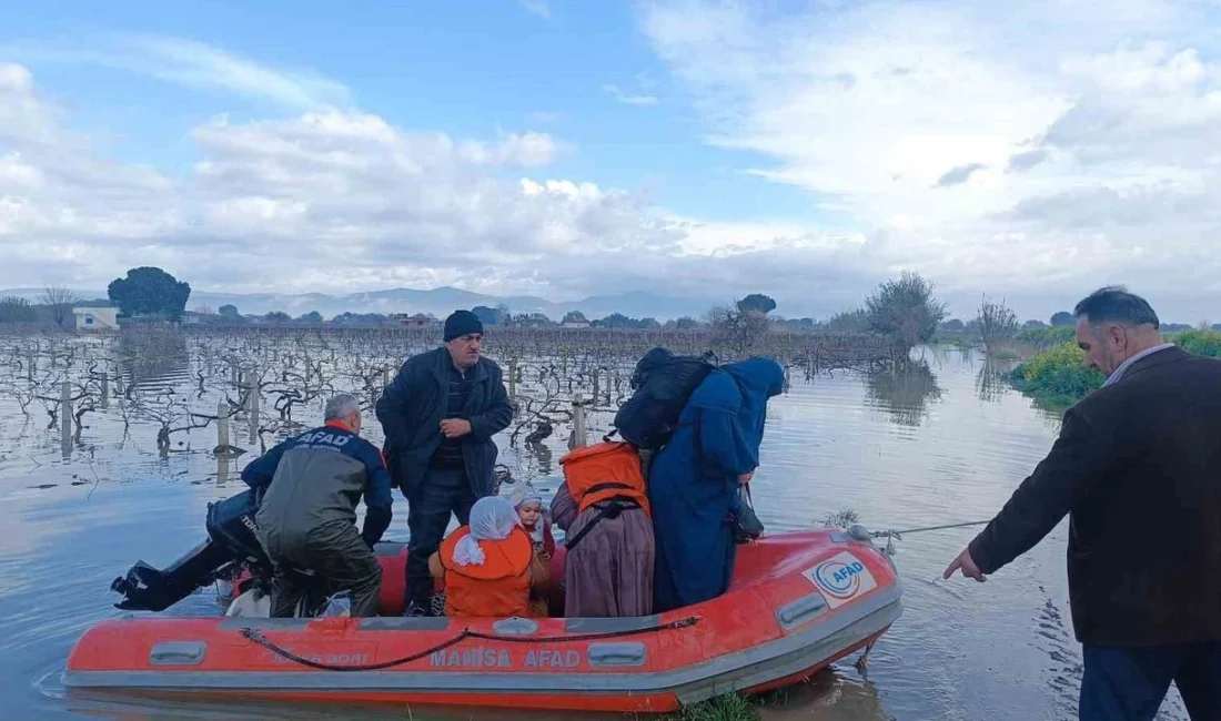 Gediz Nehri’nin taşmasıyla bağ evinde mahsur kalan aile, botlarla gerçekleştirilen