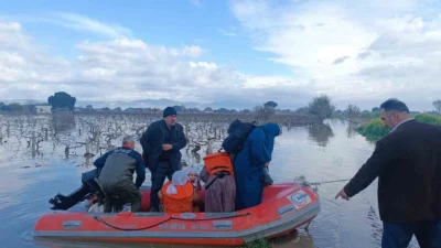 Gediz Nehri’nin taşmasıyla bağ evinde mahsur kalan aile, botlarla gerçekleştirilen