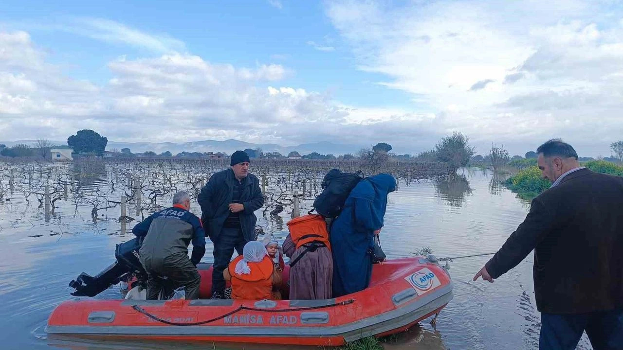 Gediz Nehri’nin taşmasıyla bağ evinde mahsur kalan aile, botlarla gerçekleştirilen