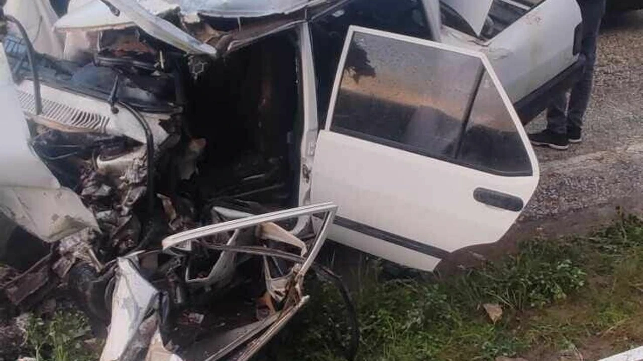 Manisa'da feci kaza; tır ve otomobil çarpıştı: 19 yaşındaki sürücü yaşamdan koptu 1 Manisa'da feci kaza; tır ve otomobil çarpıştı: 19 yaşındaki sürücü yaşamdan koptu