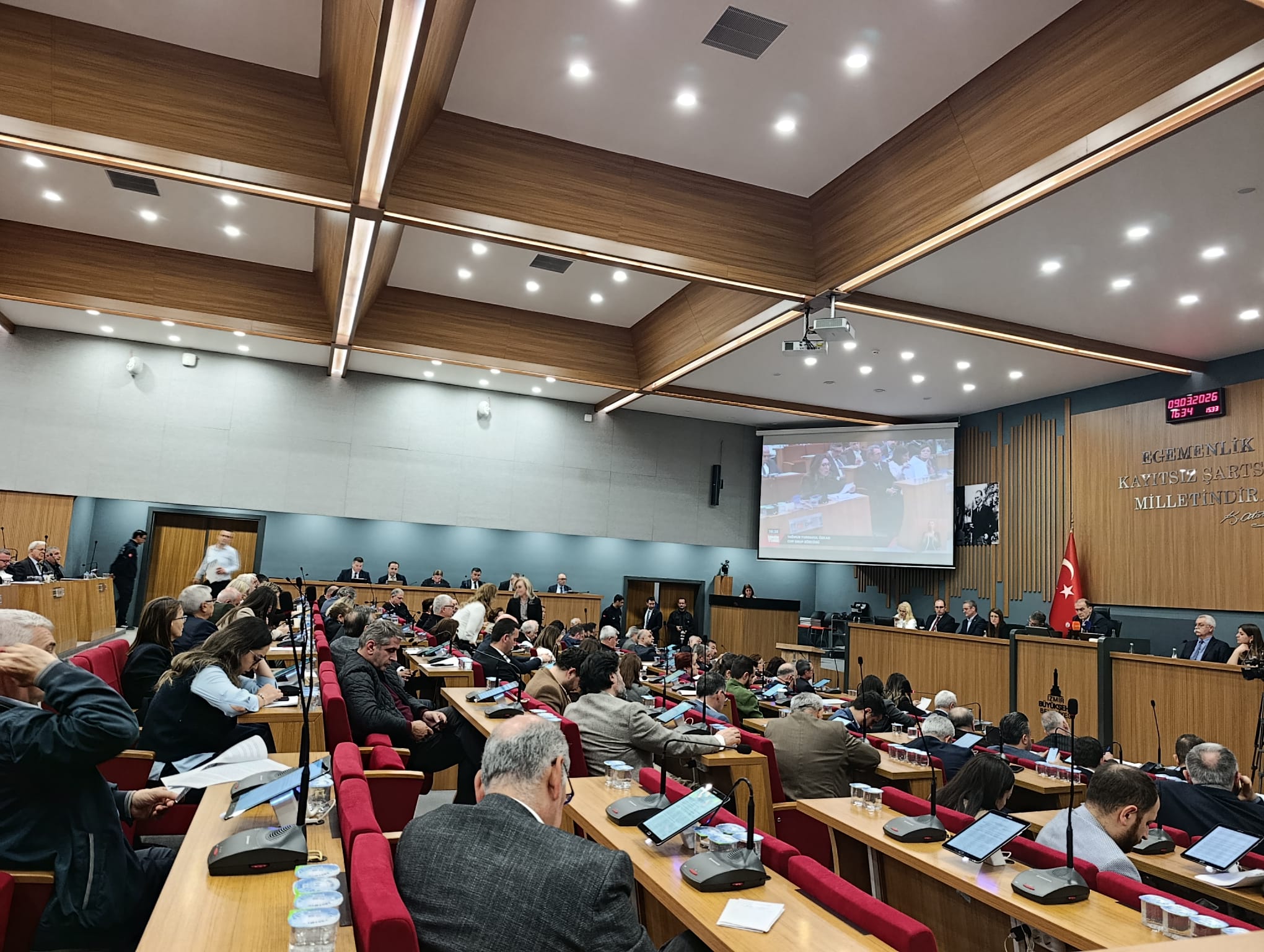 Mecliste Vakıf gerginliği; ipler koptu, meclise ara verildi