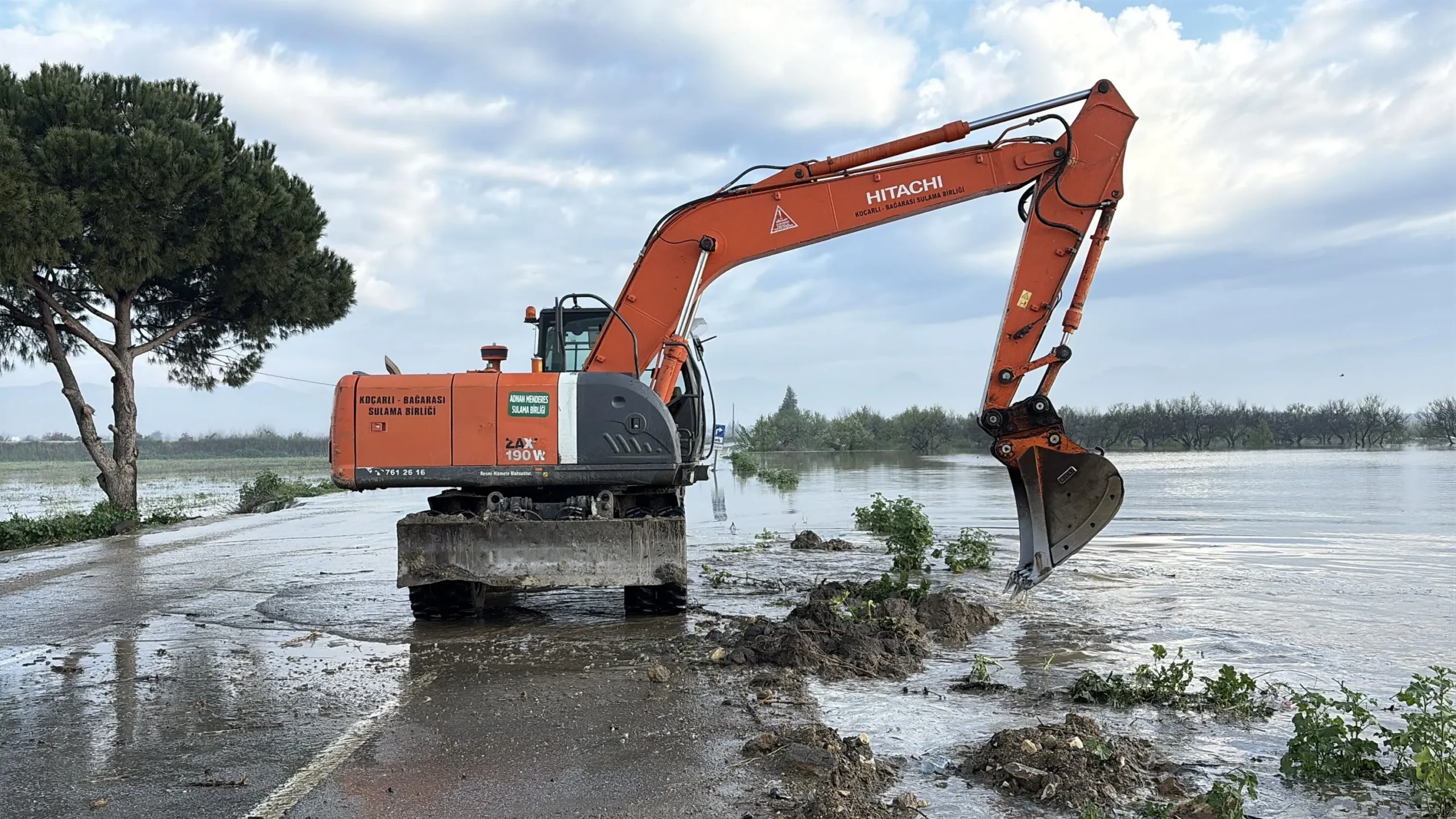 Sağanak sonrası Büyük Menderes Nehri taştı: Tarım arazileri sular altında kaldı 1 Sağanak sonrası Büyük Menderes Nehri taştı: Tarım arazileri sular altında kaldı