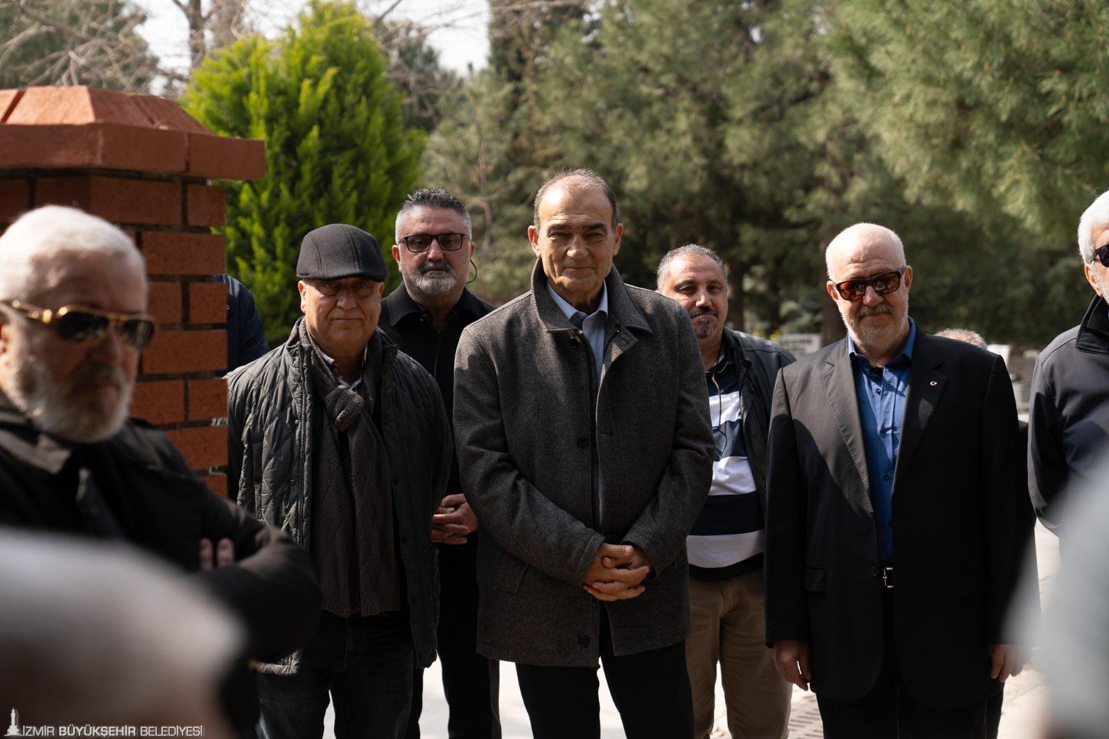 İzmir basınının acı günü: Usta gazeteci Okan Yüksel mezarı başında anıldı