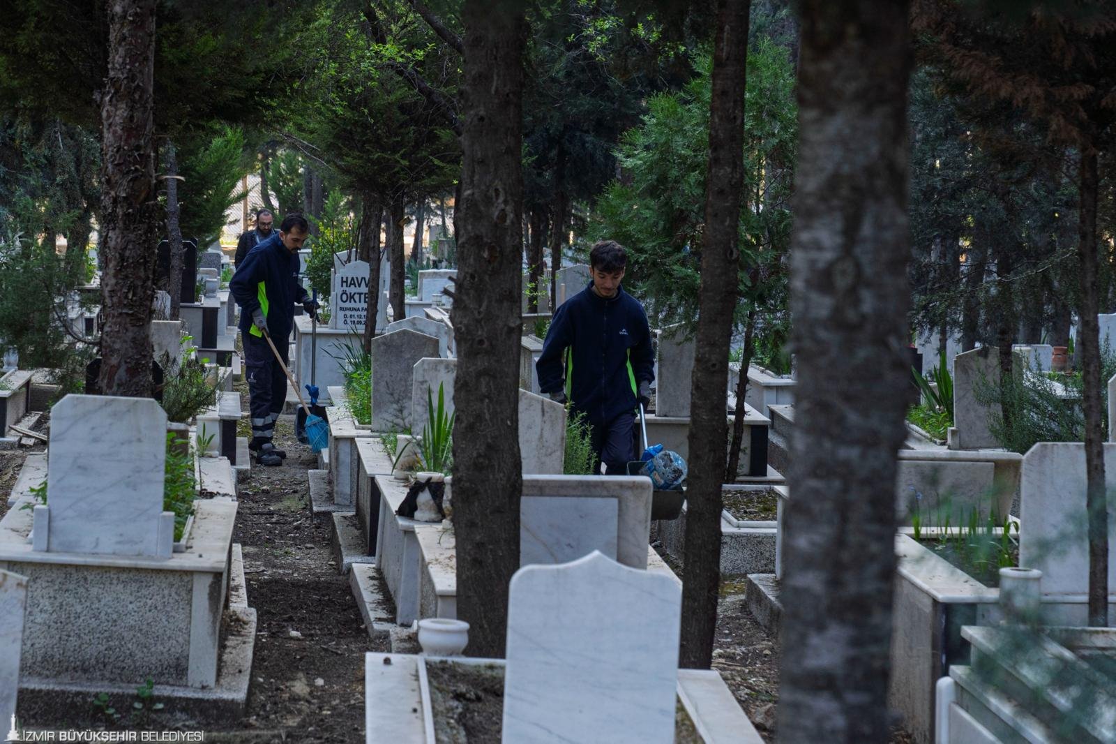 İzmir'de mezarlıklar 'bayrama hazır': 2 bin 500 mezarlıkta dev temizlik 3 İzmir'de mezarlıklar 'bayrama hazır': 2 bin 500 mezarlıkta dev temizlik