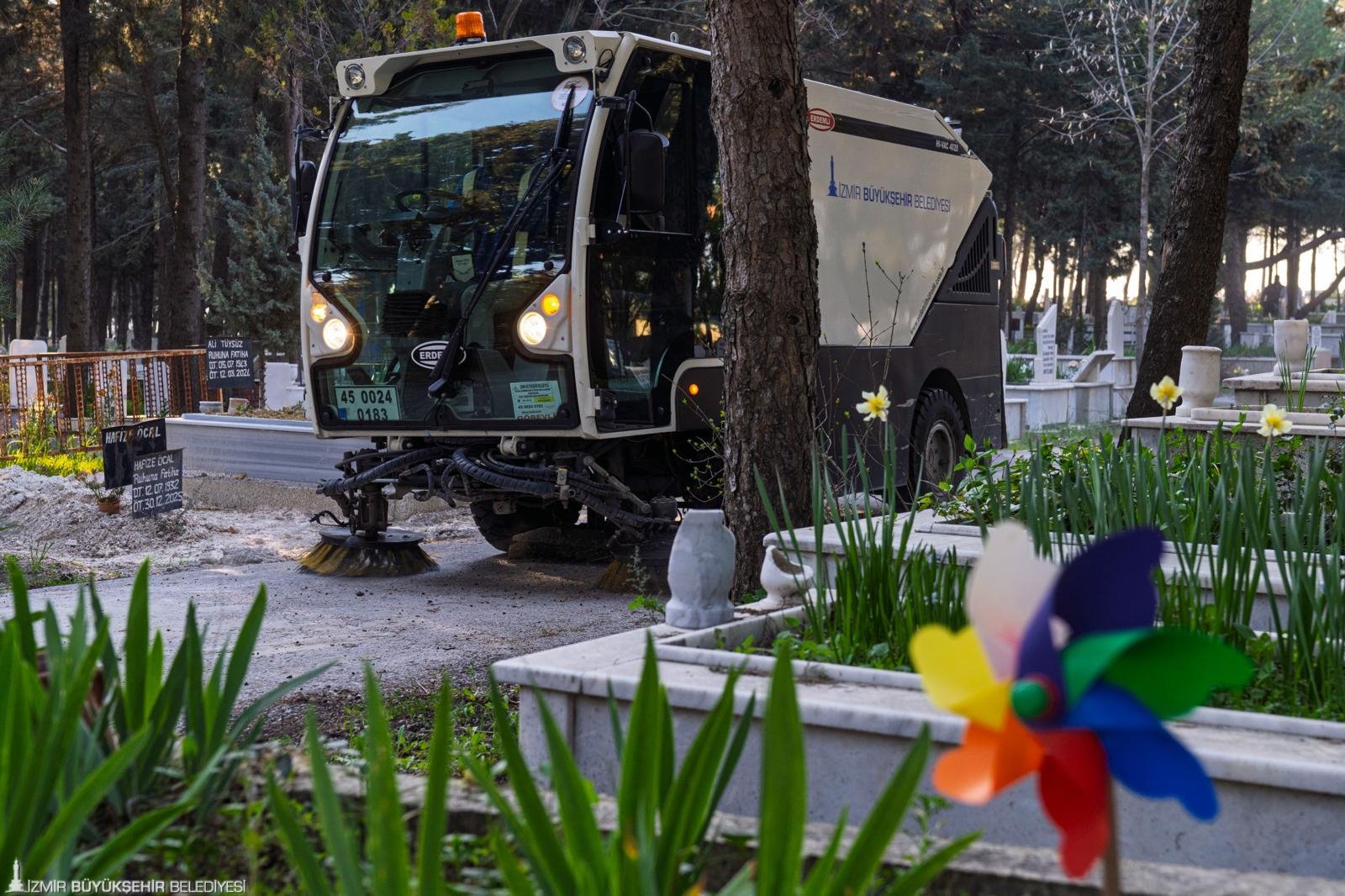 İzmir'de mezarlıklar 'bayrama hazır': 2 bin 500 mezarlıkta dev temizlik