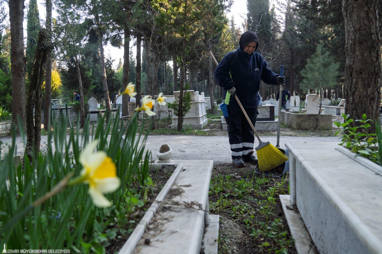 İzmir'de mezarlıklar 'bayrama hazır': 2 bin 500 mezarlıkta dev temizlik 2 İzmir'de mezarlıklar 'bayrama hazır': 2 bin 500 mezarlıkta dev temizlik