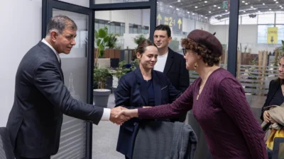 İstanbul'da katledilen Ahmet Minguzzi'nin ailesi İzmir’de ağırlandı. Bostanlı’daki kaykay parkına