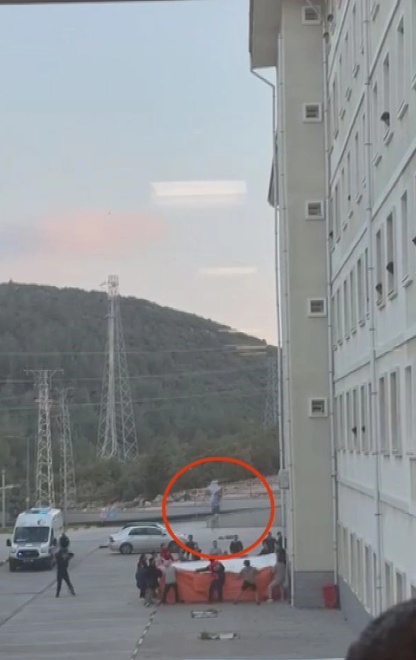Muğla'da öğrenci yurdunda facia: 4’üncü kattan atladı canına kıydı 1 Muğla'da öğrenci yurdunda facia: 4’üncü kattan atladı canına kıydı